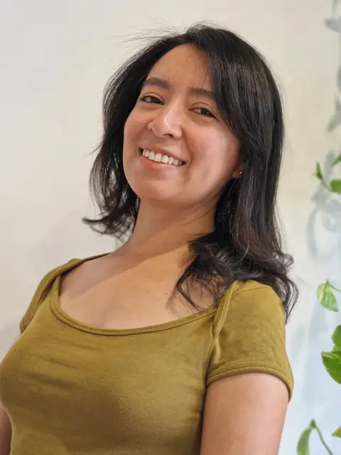 Capas y acabado en melena oscura (después), trabajo de Dianne Jorge Rey, peluquera en Barcelona
