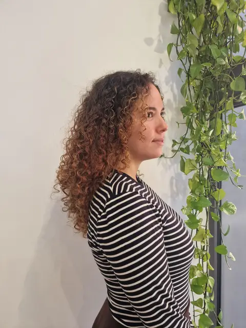 Definición y forma en cabello rizado (después), trabajo de Dianne Jorge Rey, peluquera en Barcelona