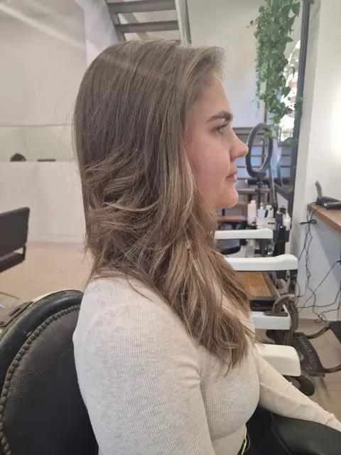 Melena castaña con capas y movimiento (después), trabajo de Dianne Jorge Rey, peluquera en Barcelona