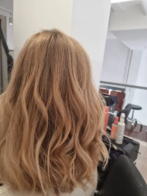 Transformación de acabado en tonos dorados (después), trabajo de Dianne Jorge Rey, peluquera en Barcelona